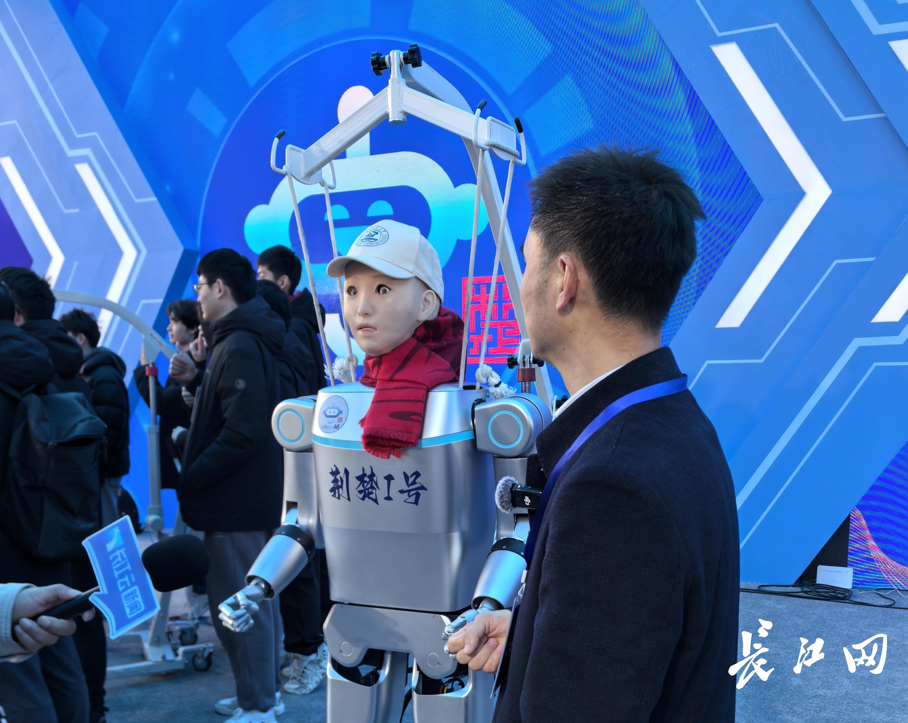 湖北10款人形机器人亮相 展示最新研发成果